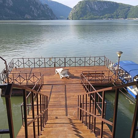 Casa Bobo Dubova Villa Bagian luar foto