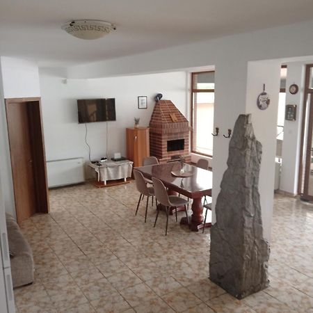 Casa Bobo Dubova Villa Bagian luar foto
